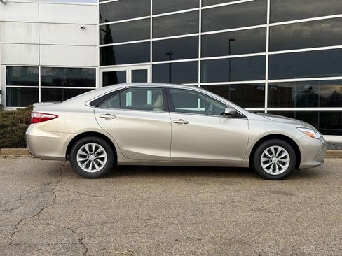 Used 2017 Toyota Camry LE image 2