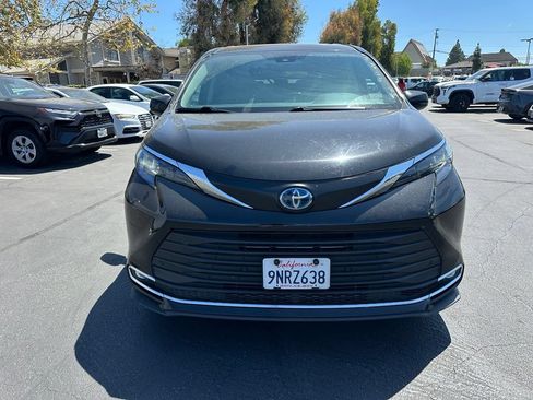 Used 2024 Toyota Sienna XLE FWD image 6