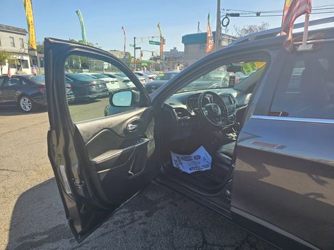 Used 2020 Jeep Cherokee Latitude Plus w/ Cold Weather Group image 9