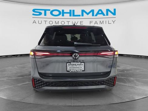 Used 2025 Volkswagen Tiguan SE R-Line AWD/4WD image 5