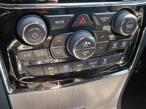 Used 2019 Jeep Grand Cherokee Limited image 16