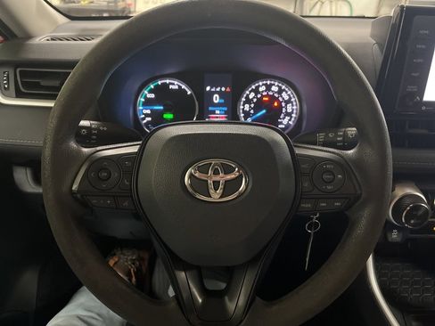 Used 2021 Toyota RAV4 LE image 12