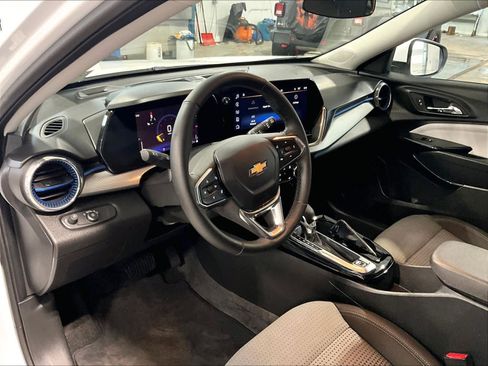 Used 2025 Chevrolet Trax LT w/ LT Convenience Package image 8