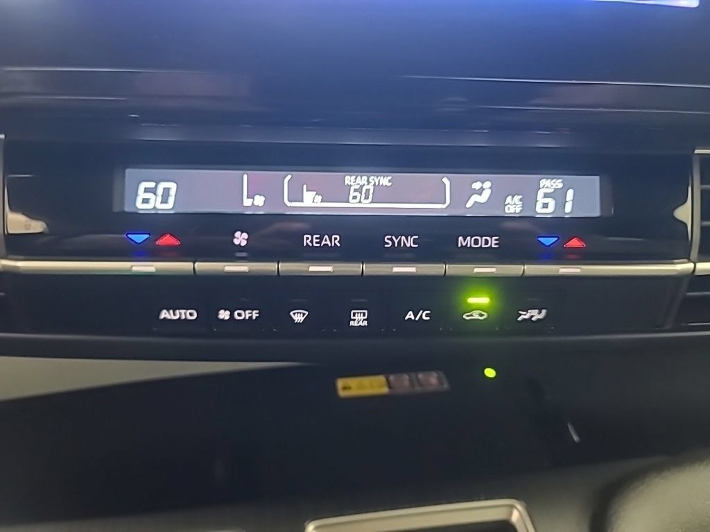 Used 2025 Toyota Sienna LE FWD image 38