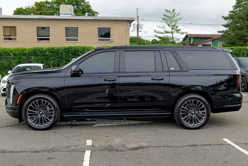 Used 2025 Cadillac Escalade ESV Sport Platinum AWD/4WD image 4