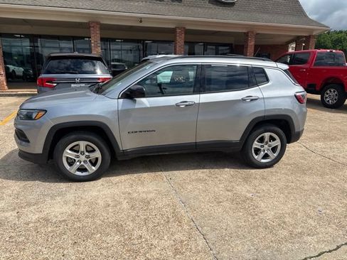 Used 2024 Jeep Compass Latitude AWD/4WD image 2