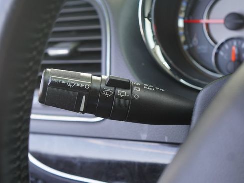 Used 2016 Chrysler Town & Country Touring-L FWD image 16