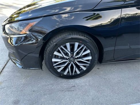 Used 2024 Nissan Altima 2.5 SV image 19