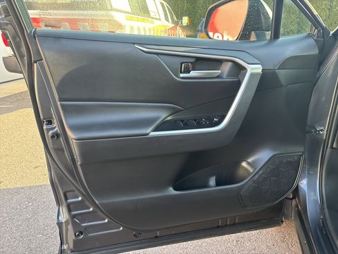 Used 2025 Toyota RAV4 XLE w/ Convenience Package image 16