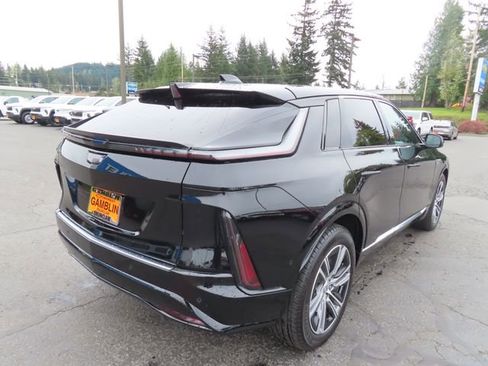 Used 2024 Cadillac Lyriq Luxury AWD/4WD image 8