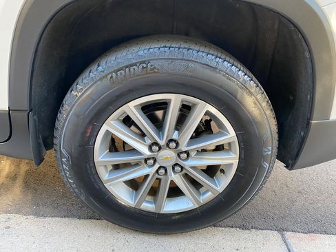 Used 2023 Chevrolet Traverse LT image 23