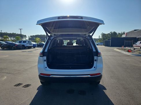 Used 2022 Jeep Grand Cherokee Limited w/ Trailer Tow Prep Group (B) AWD/4WD image 13