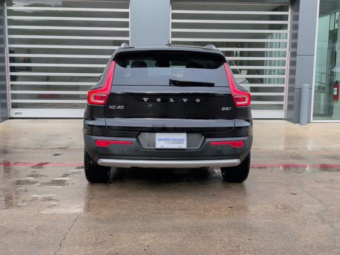 Used 2025 Volvo XC40 B5 Core image 8