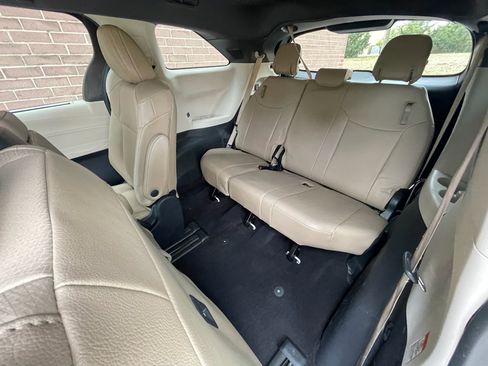 Used 2023 Toyota Sienna XLE w/ XLE Plus Package image 19