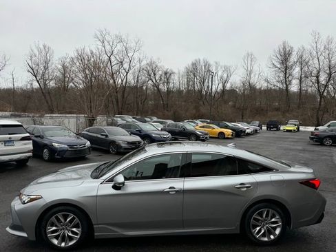 Used 2019 Toyota Avalon XLE w/ Moonroof Package image 9