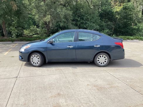 Used 2015 Nissan Versa SV FWD image 5