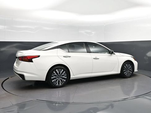 Used 2025 Nissan Altima 2.5 SV FWD image 8