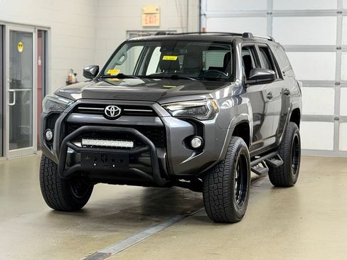 Used 2020 Toyota 4Runner SR5 AWD/4WD image 3