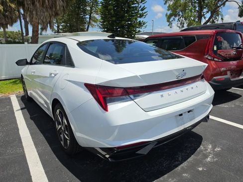 Used 2022 Hyundai Elantra SEL w/ Convenience + Premium Package FWD image 11