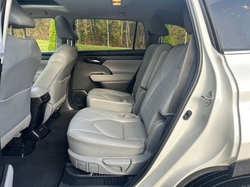 Used 2020 Toyota Highlander XLE image 47