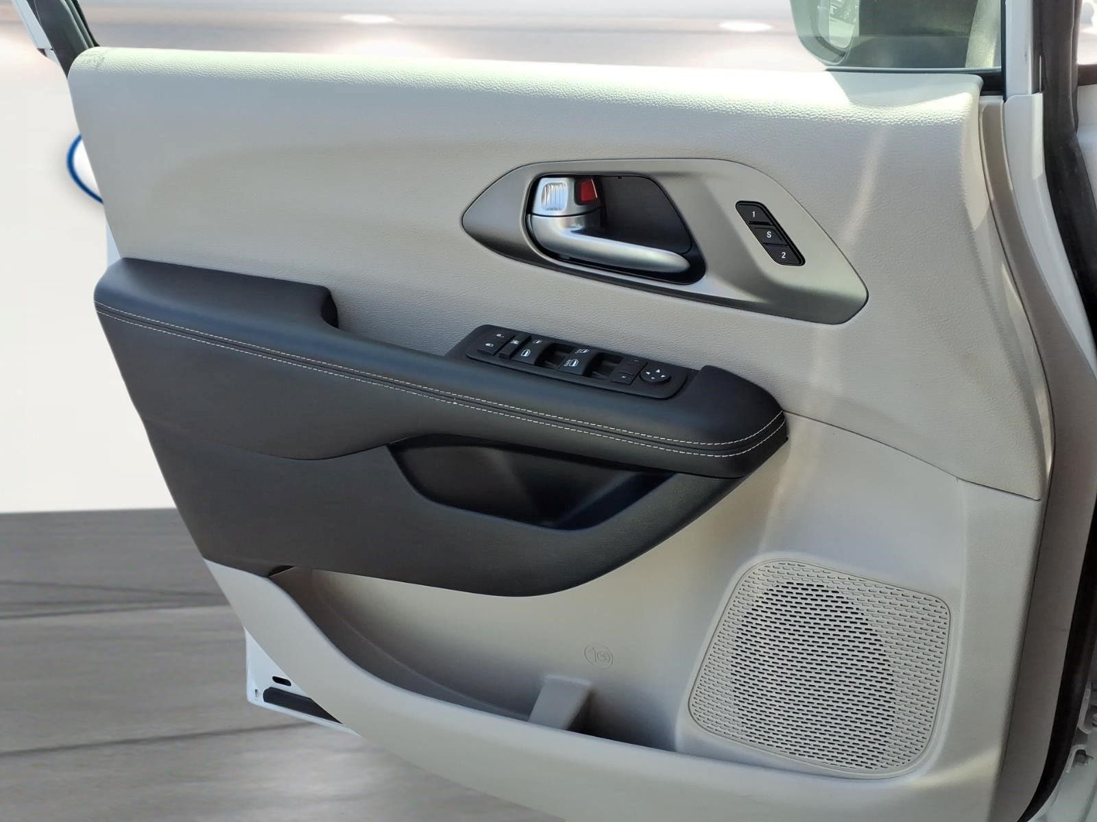Used 2023 Chrysler Pacifica Touring-L FWD image 17
