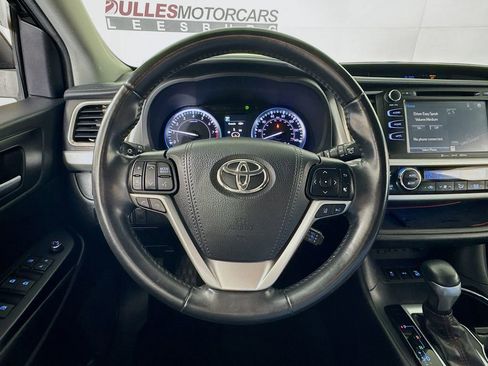 Used 2019 Toyota Highlander SE image 11
