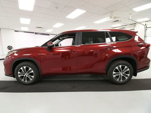 New 2023 Toyota Highlander XLE image 4
