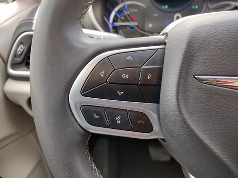 Used 2024 Chrysler Pacifica Limited FWD image 21
