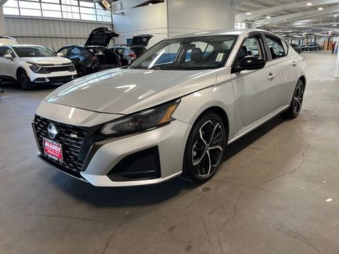Used 2023 Nissan Altima 2.5 SR FWD image 8