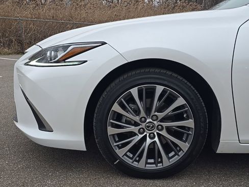 Used 2019 Lexus ES 350 Luxury image 2