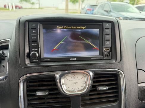 Used 2015 Chrysler Town & Country Touring FWD image 28