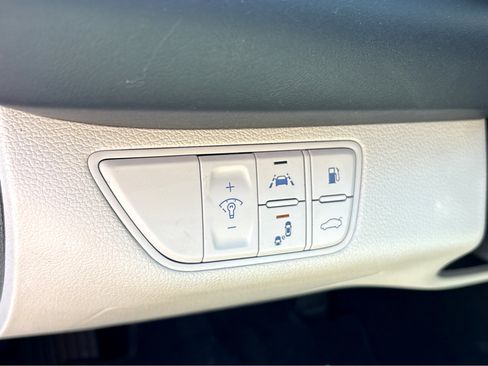 Used 2021 Genesis G70 2.0T image 13