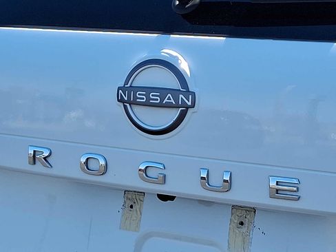 Used 2023 Nissan Rogue S AWD/4WD image 30