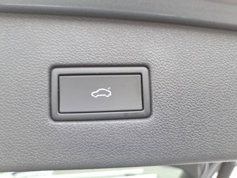 Used 2019 Volkswagen Tiguan SEL image 14