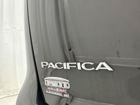 Used 2024 Chrysler Pacifica Touring-L FWD image 25
