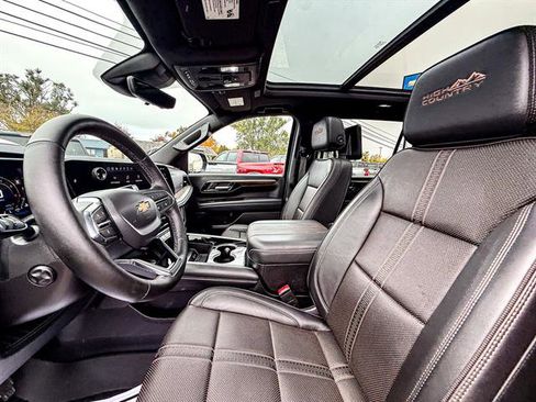 Used 2025 Chevrolet Suburban High Country image 52