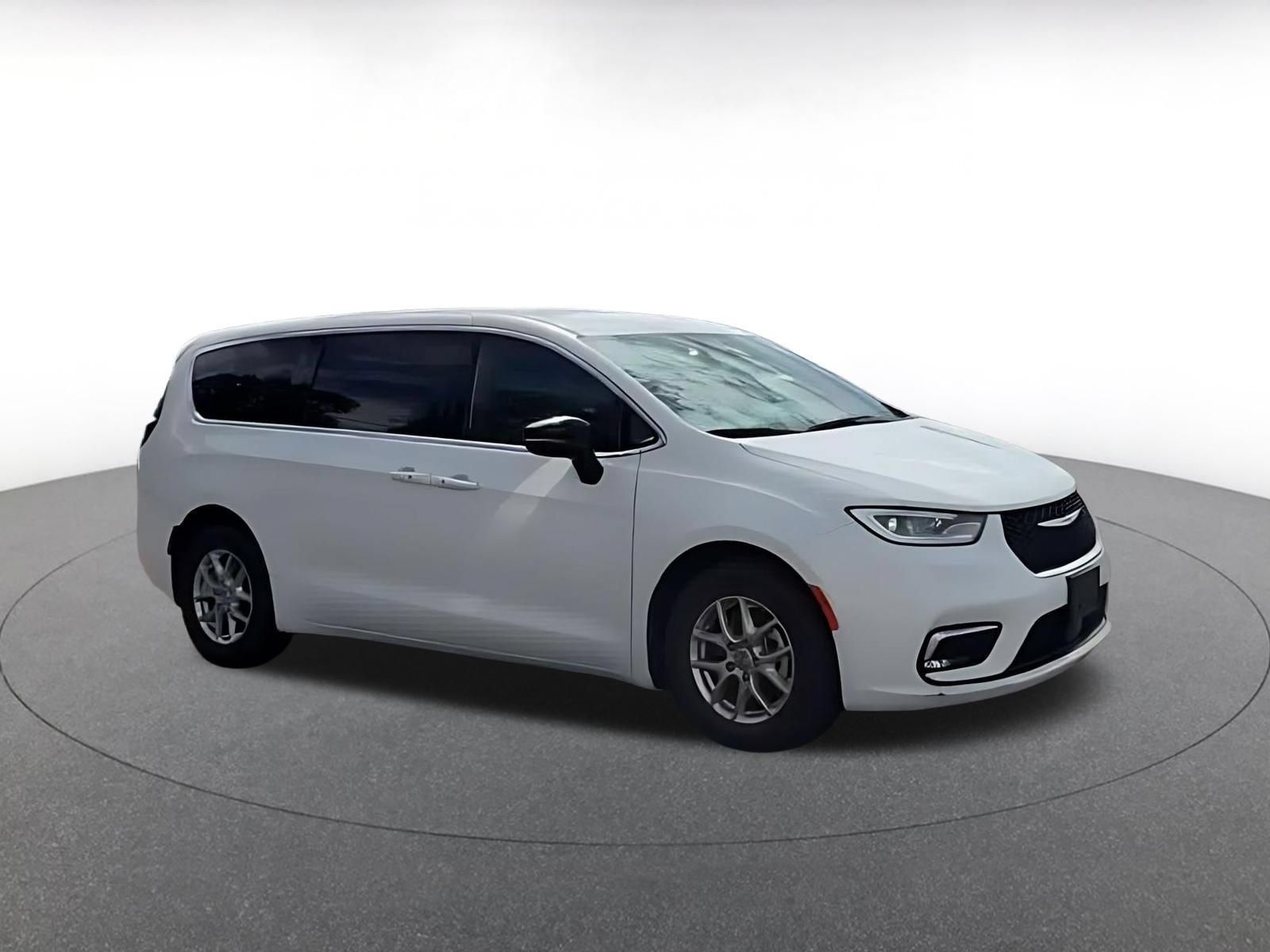Used 2025 Chrysler Pacifica Select FWD image 2