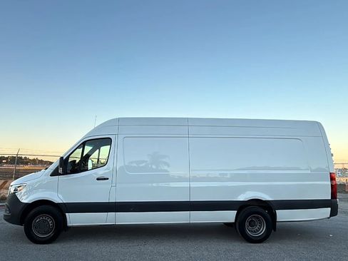 Used 2023 Mercedes-Benz Sprinter 4500 image 2
