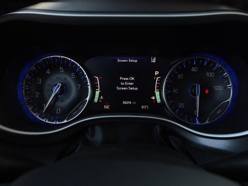 Used 2024 Chrysler Pacifica Touring-L FWD image 12