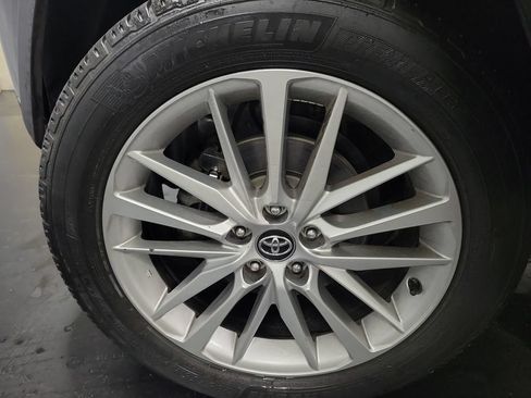 Used 2019 Toyota RAV4 LE FWD image 13