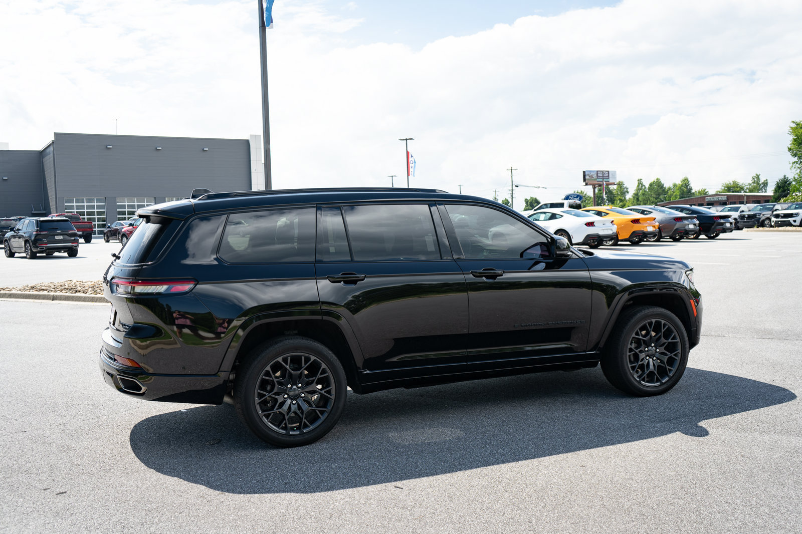 Used 2024 Jeep Grand Cherokee L Summit AWD/4WD image 10