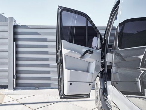 Used 2018 Mercedes-Benz Sprinter 2500 image 32