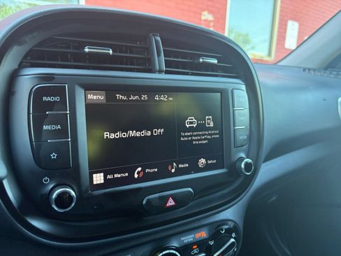 Used 2025 Kia Soul LX w/ LX Technology Package FWD image 20