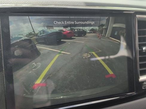 Used 2023 Chrysler Pacifica Touring-L image 17