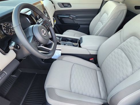 New 2025 Nissan Pathfinder SV image 9