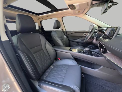 Used 2025 Nissan Rogue Platinum FWD image 13
