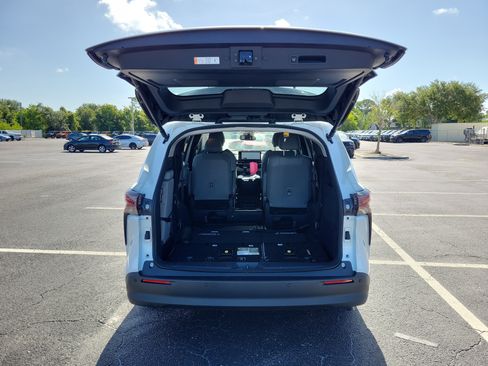 Used 2025 Toyota Sienna XLE FWD image 8