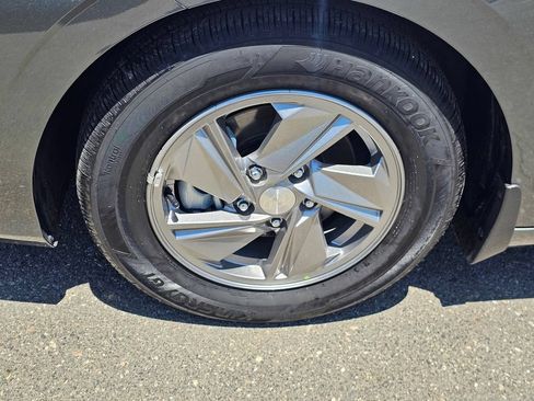 Certified 2025 Hyundai Elantra SE FWD image 10