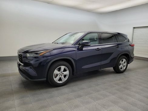 Used 2021 Toyota Highlander L FWD image 2