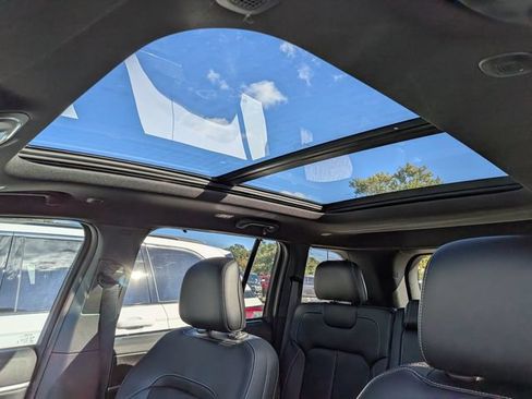 Used 2025 Jeep Grand Cherokee Limited w/ Luxury Tech Group II RWD image 28